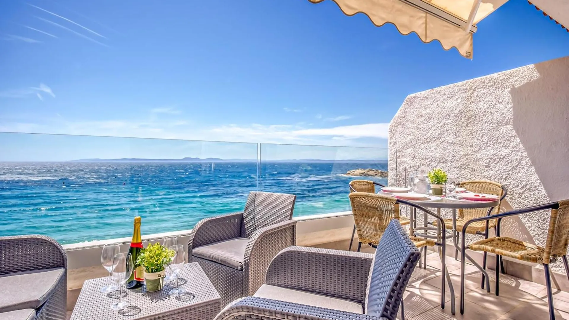 Apartment With View Montjoi