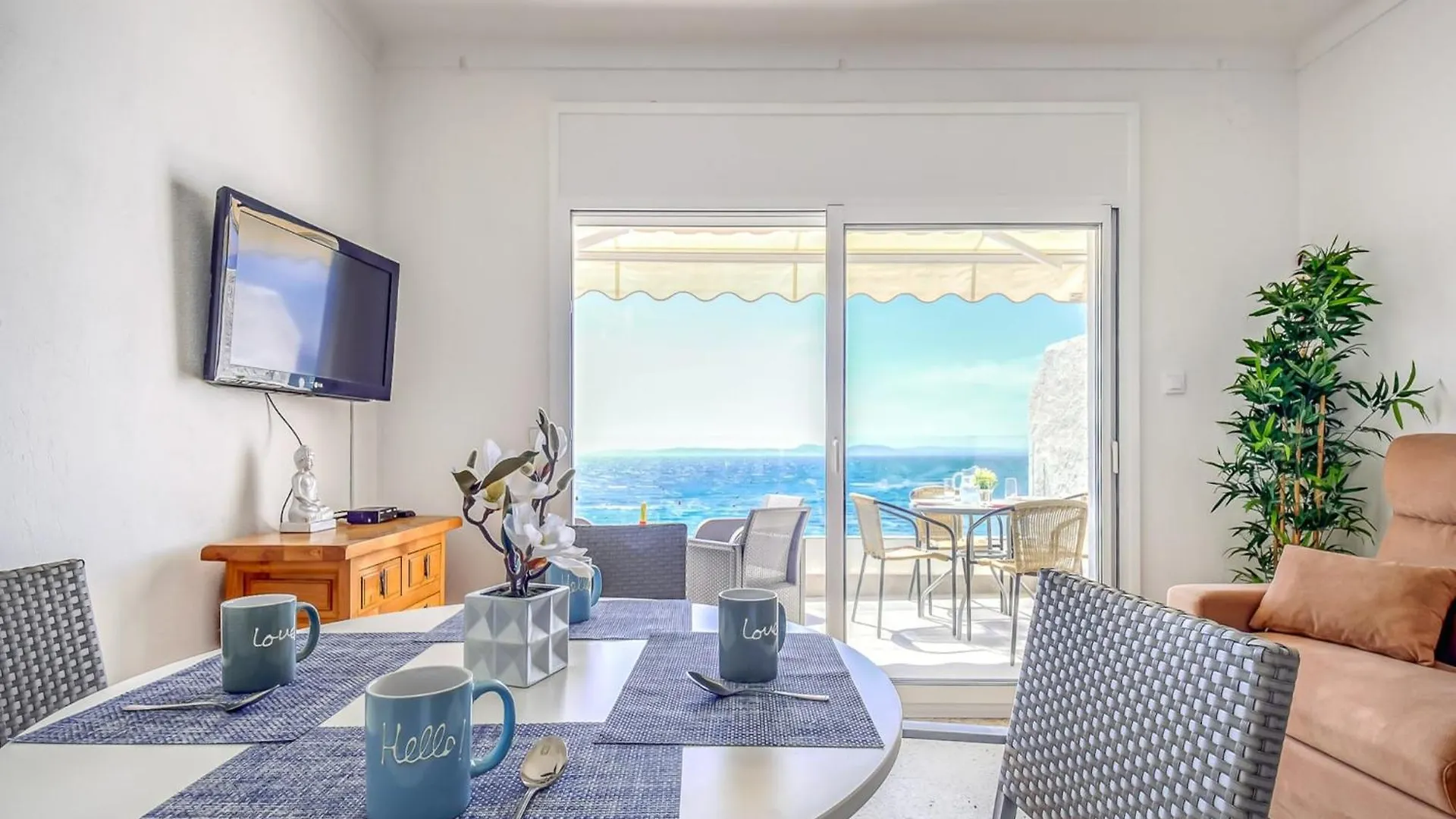Apartment With View Montjoi