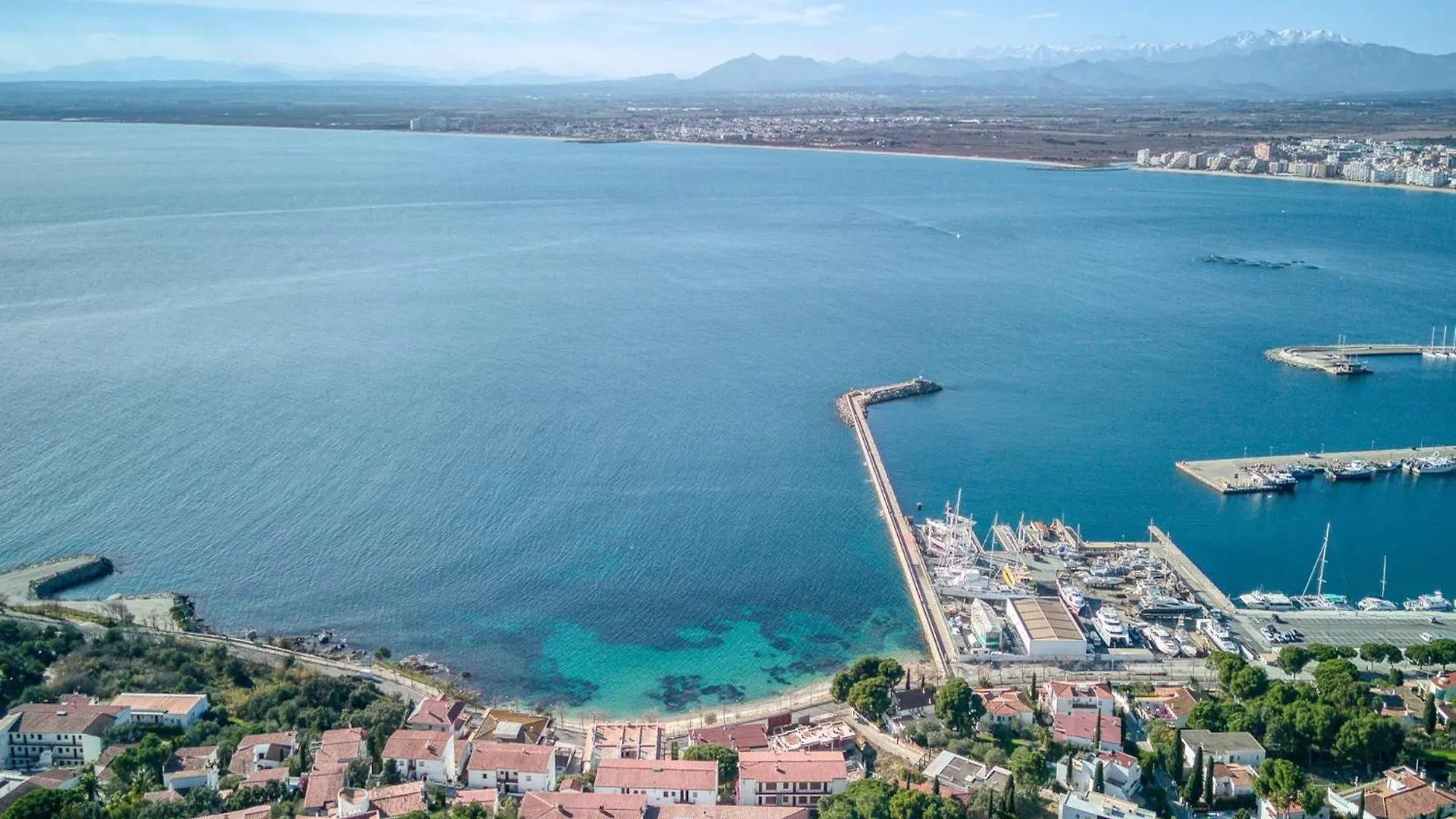 Apartment With View Montjoi 0*,