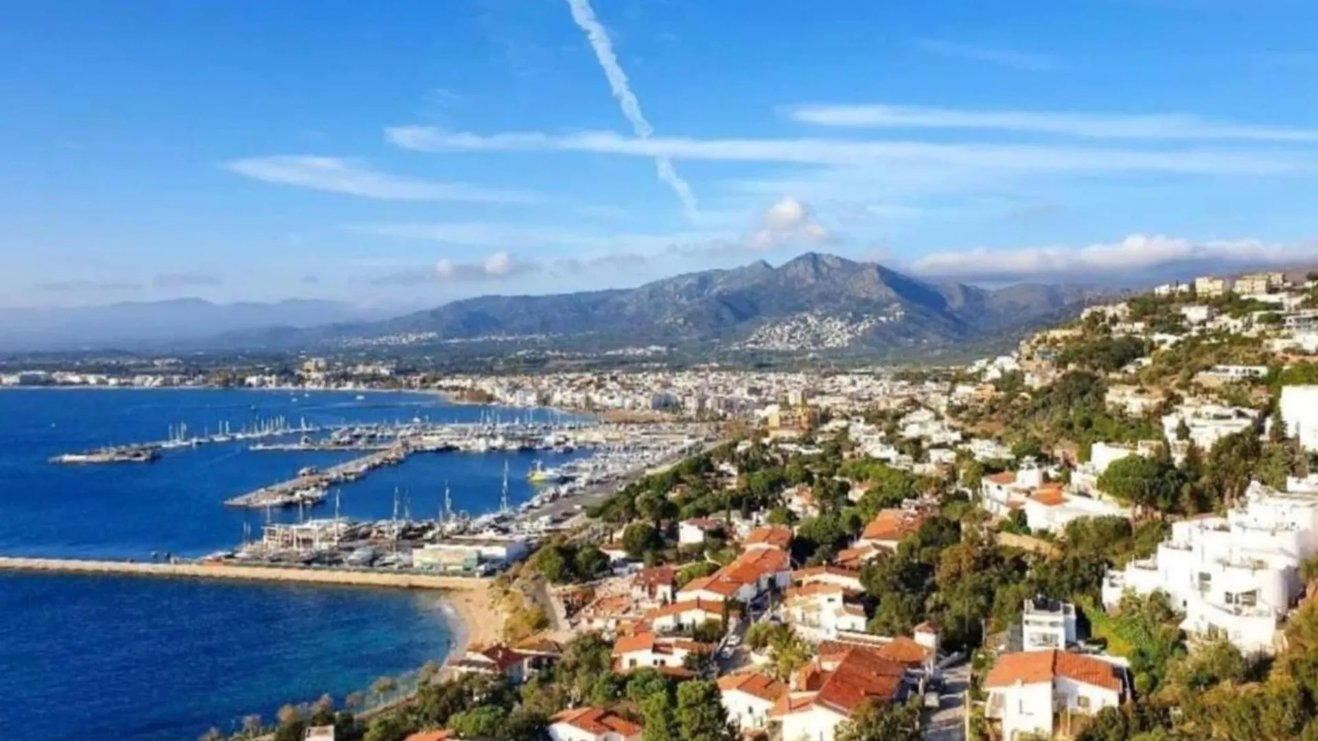 Apartment With View Montjoi